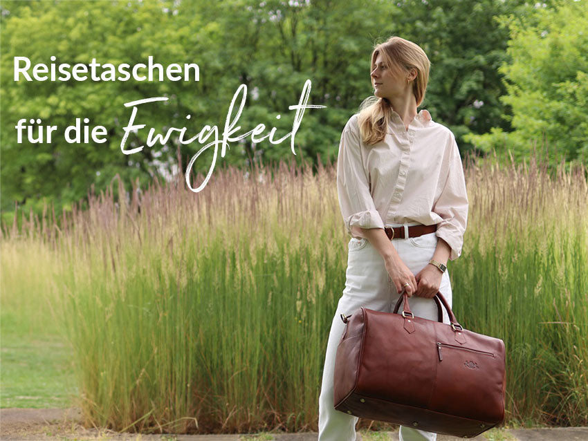 Frau mit großer, brauner Reisetasche vor einer Wiese, mit den Worten "Reisetaschen für die Ewigkeit" im Hintergrund