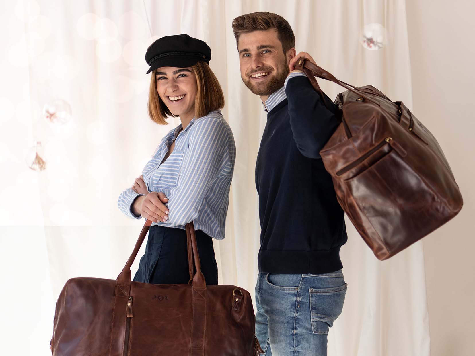 Frau und Mann mit dunkelbraunen Leder-Weekendern