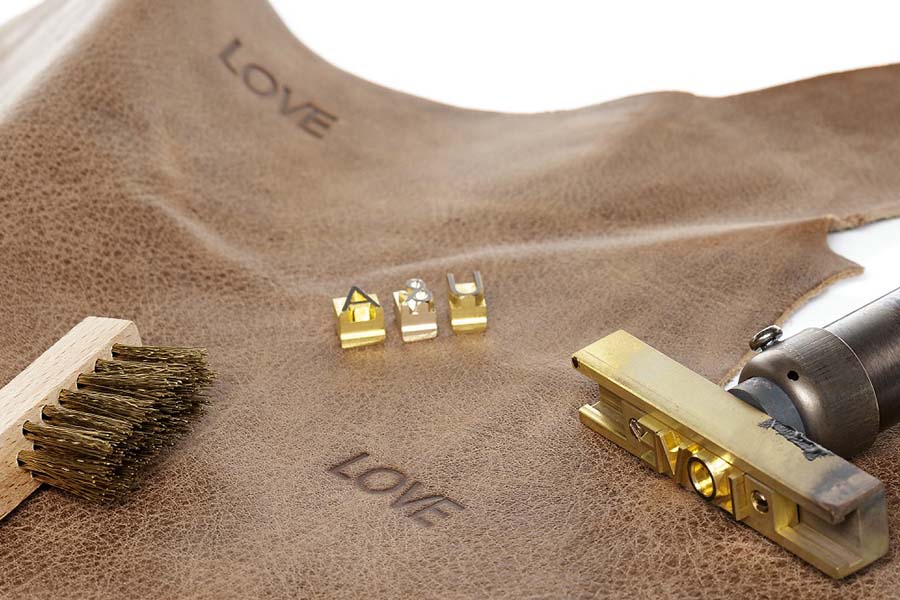 Leder mit aufgestempelten Wörtern