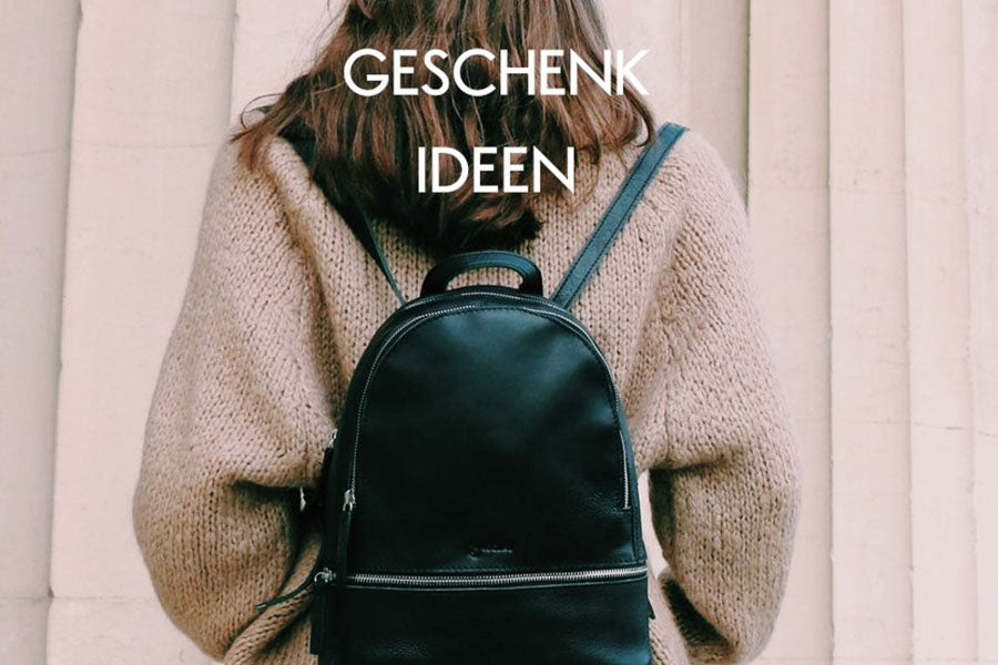 Frau mit schwarzem Rucksack aus Leder