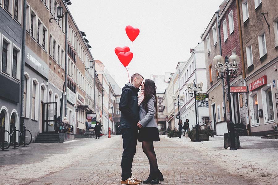 Pärchen mit Ballons am Valentinstag