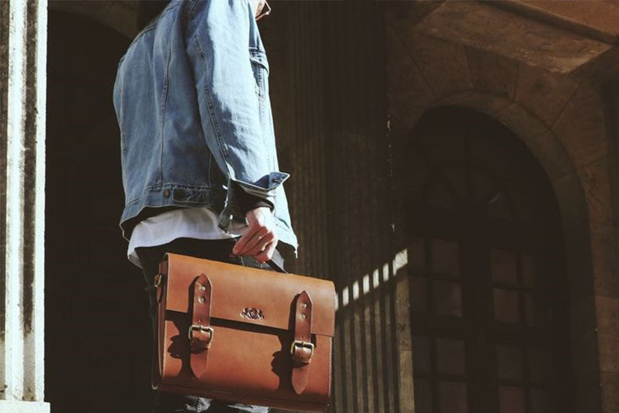 Mann mit brauner Laptop Tasche aus Leder