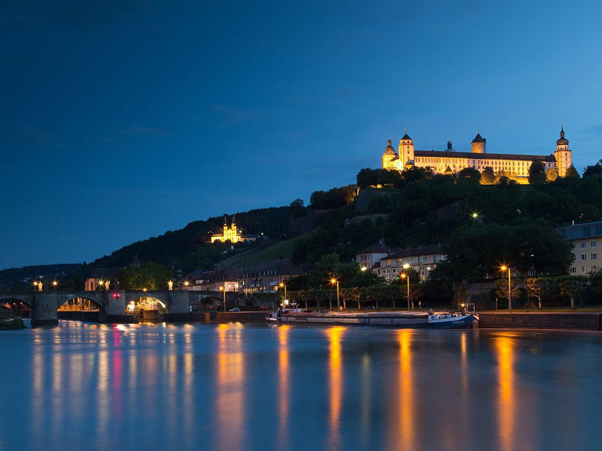 Die Stadt Würzburg bei Nacht