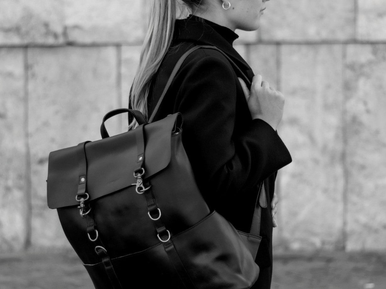 Schwarz Weis Bild einer Frau mit Leder Rolltoprucksack