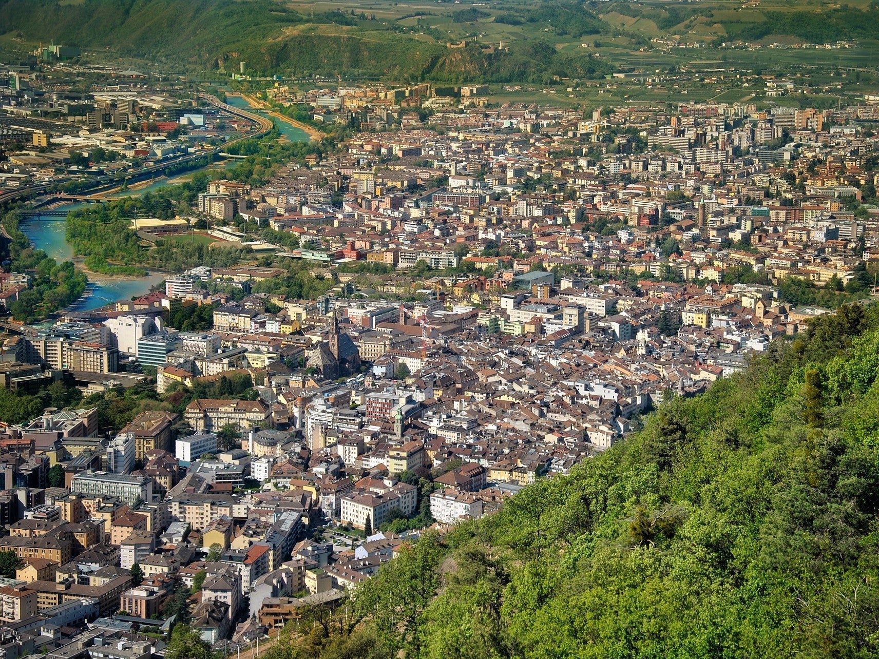 Foto der Stadt Bozen, Italien von oben