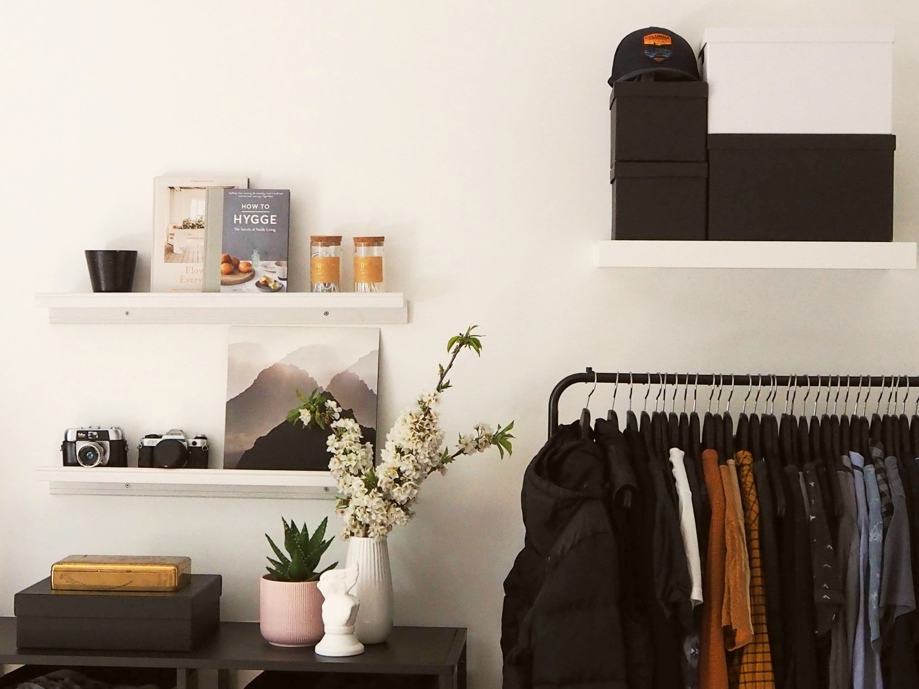 Garderobe mit verschiedenen Jacken und Taschen
