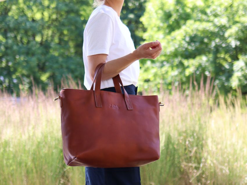 Frau mit Ledertasche LIVIE stehend