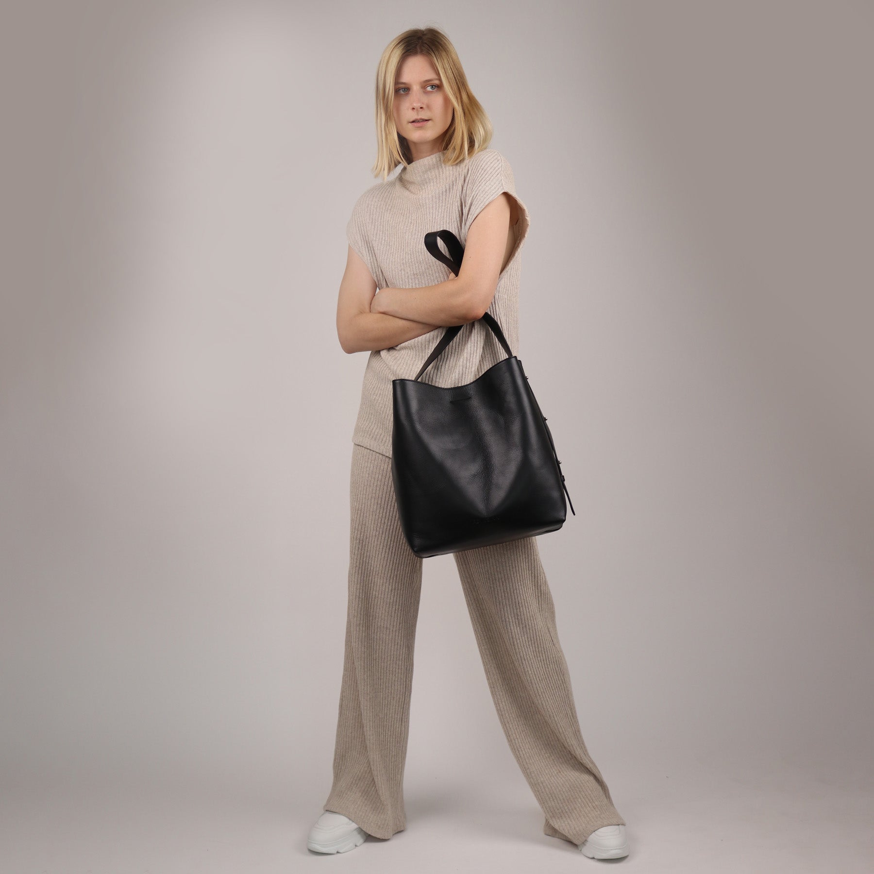 FEYNSINN BERLIN Hobo Bag Leder FINJA schwarz 41945