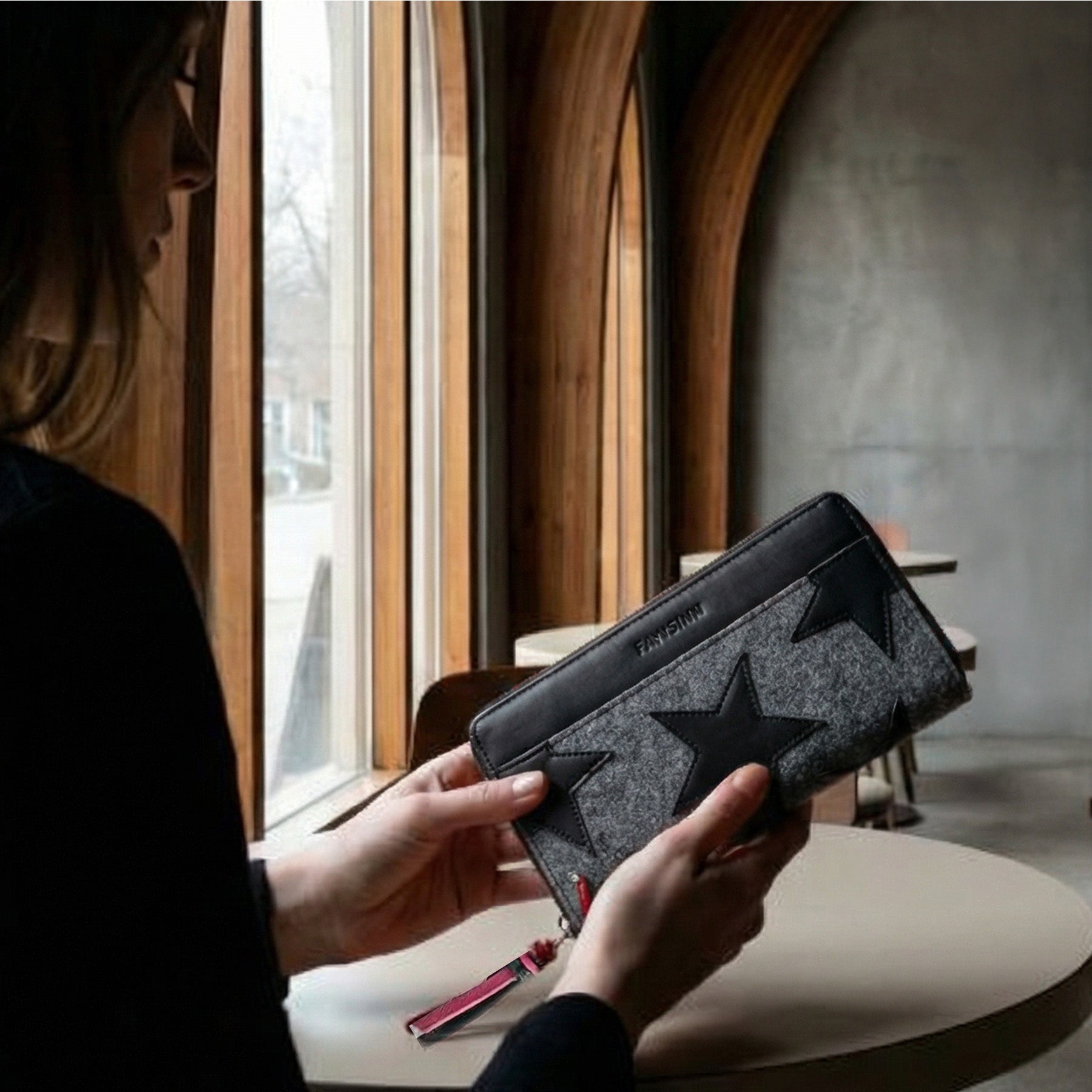 Geldbeutel-Leder-schwarz-grau-2-inuse