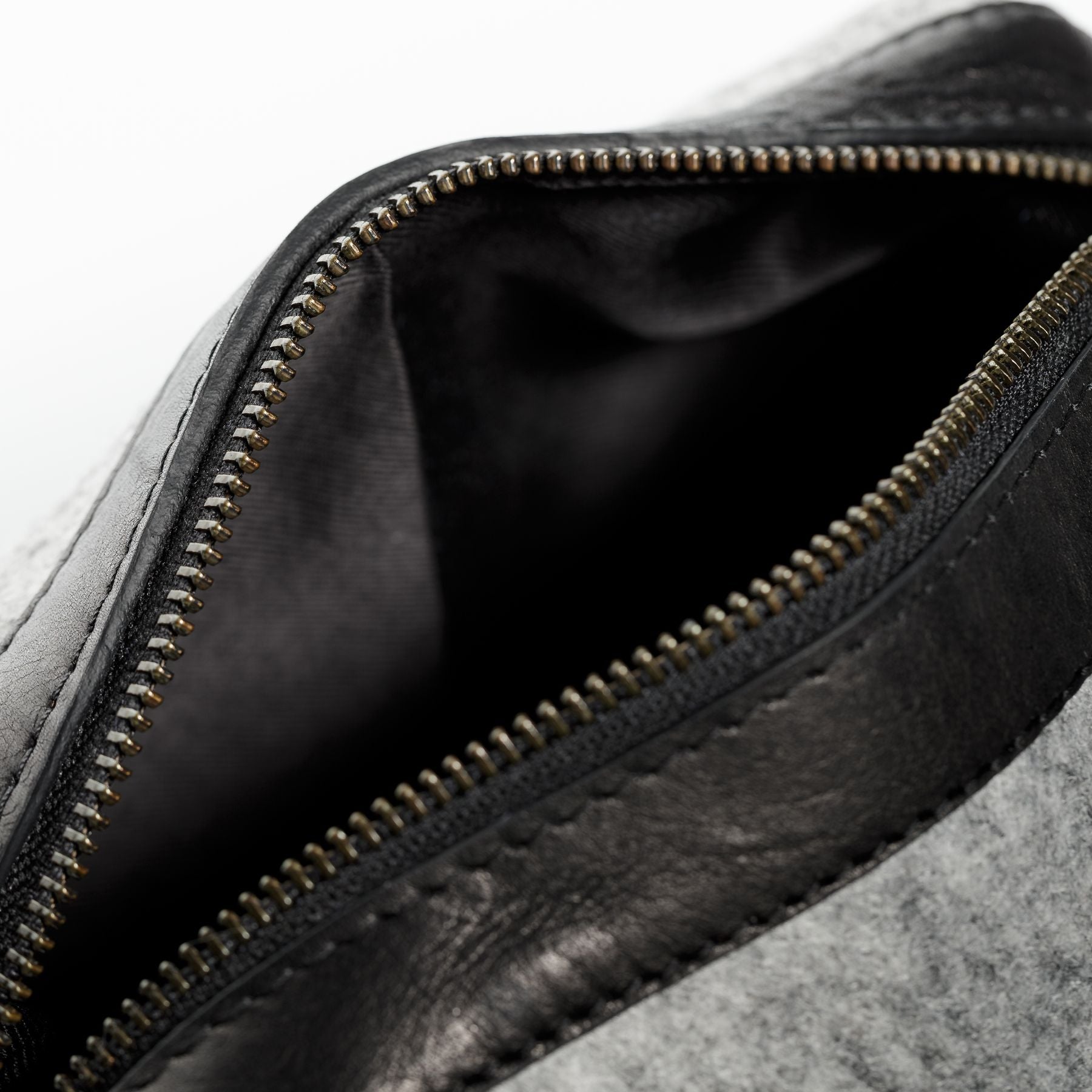 FEYNSINN BERLIN Kulturbeutel Leder OSLO schwarz-grey 20589