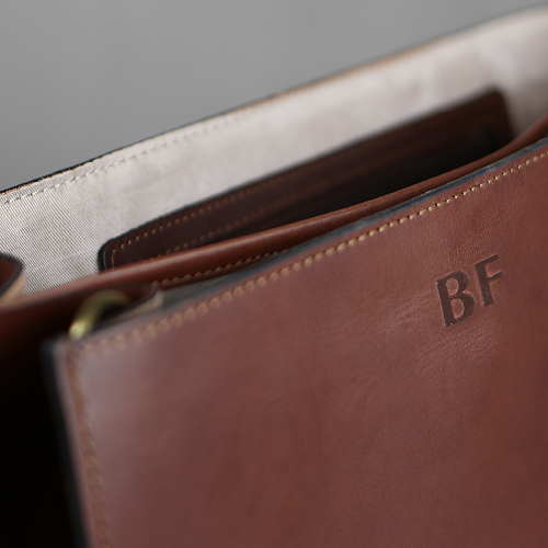 Innenseite einer braunen Ledertasche mit geprägten BF