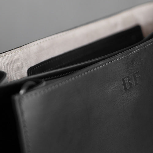 Innenseite einer schwarzen Ledertasche mit Prägung