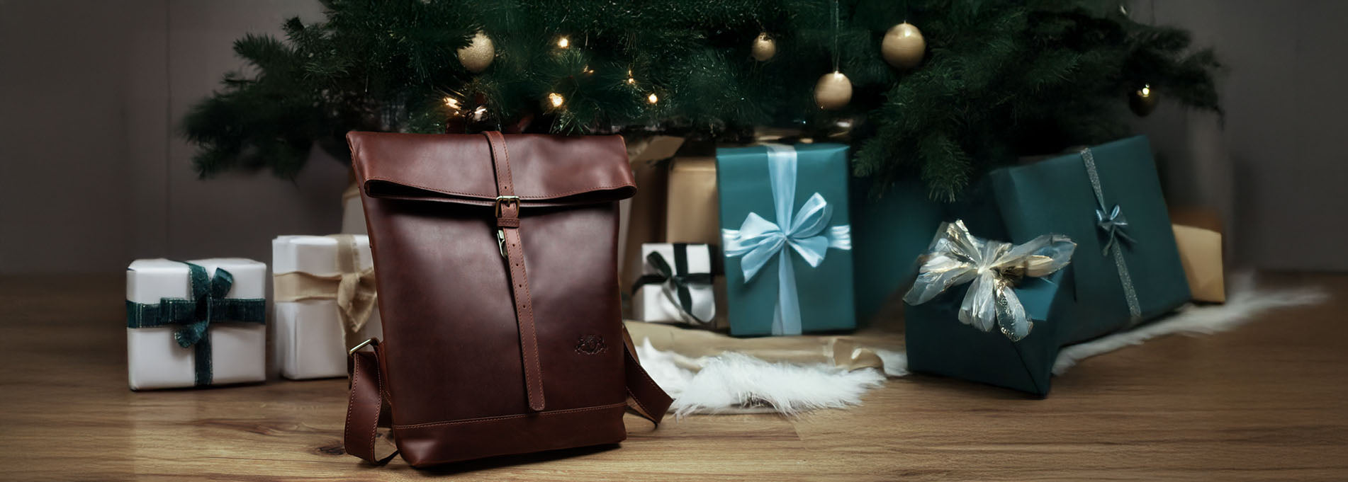 Geschenke aus Leder unter dem Weihnachtsbaum