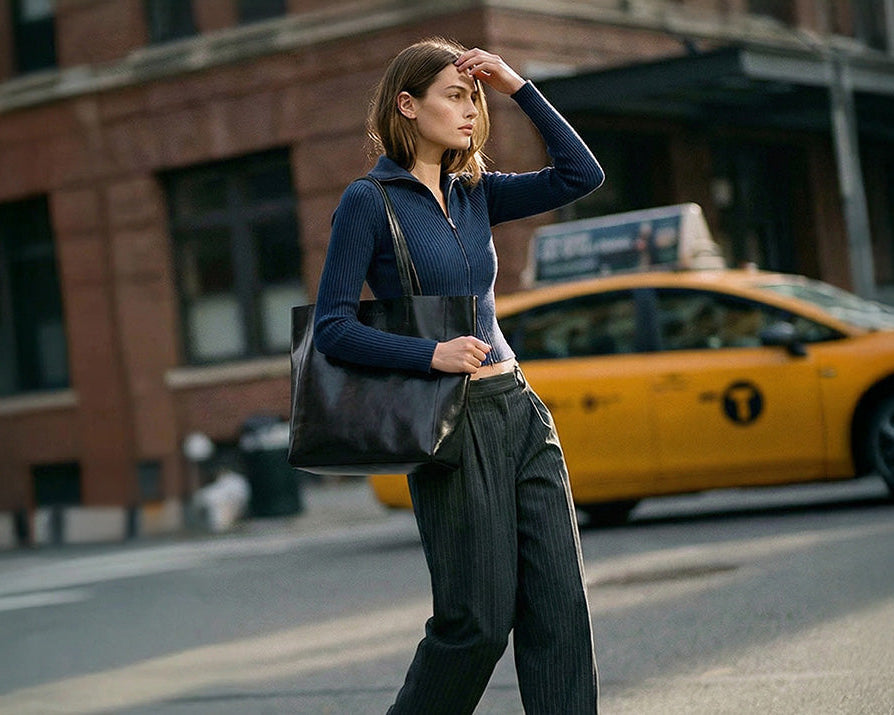 Handtasche Shopper in schwarz an Frau in New York