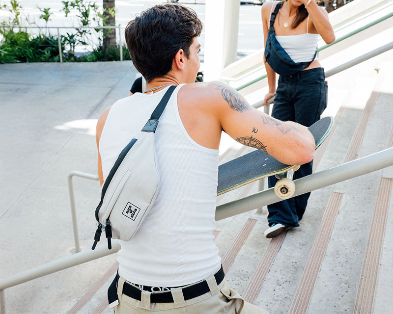 Hipbag hell an Man mit Skateboard