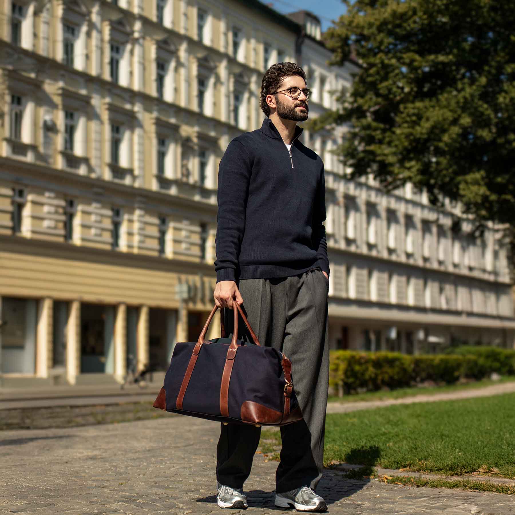 Mann mit Canvas Reisetasche in der Stadt