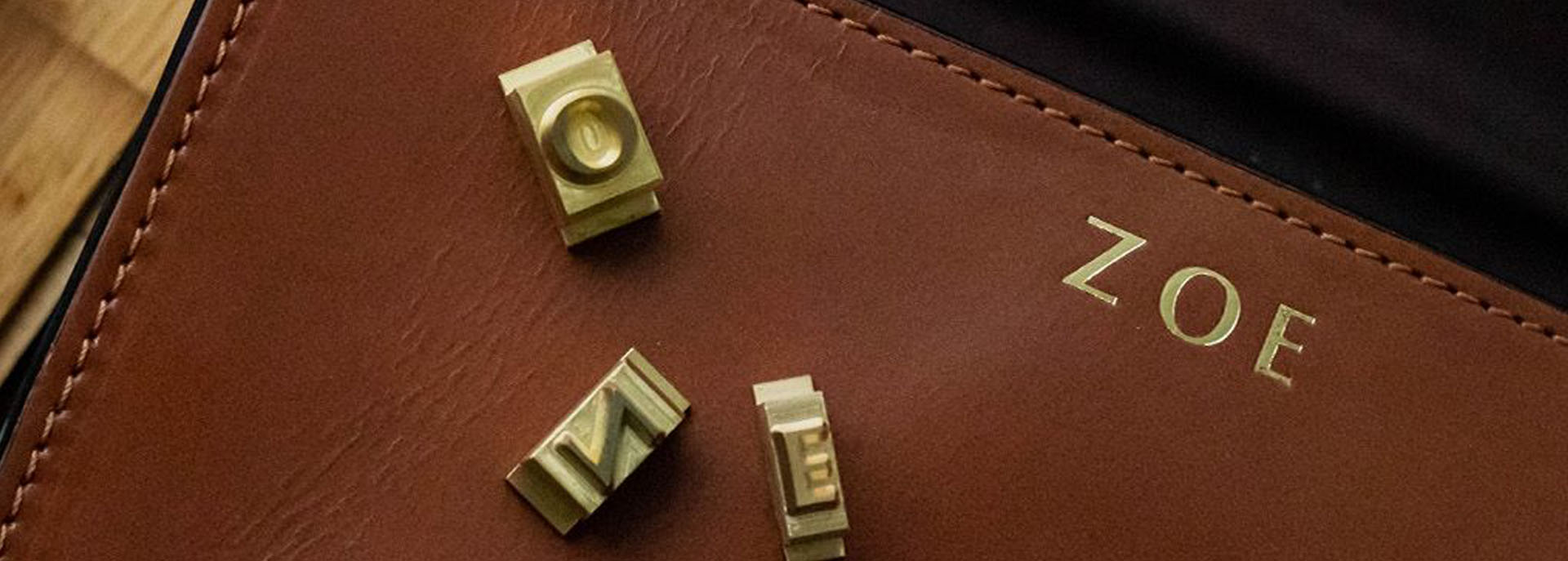 Individualisierung Ledertasche mit goldenen Initialen