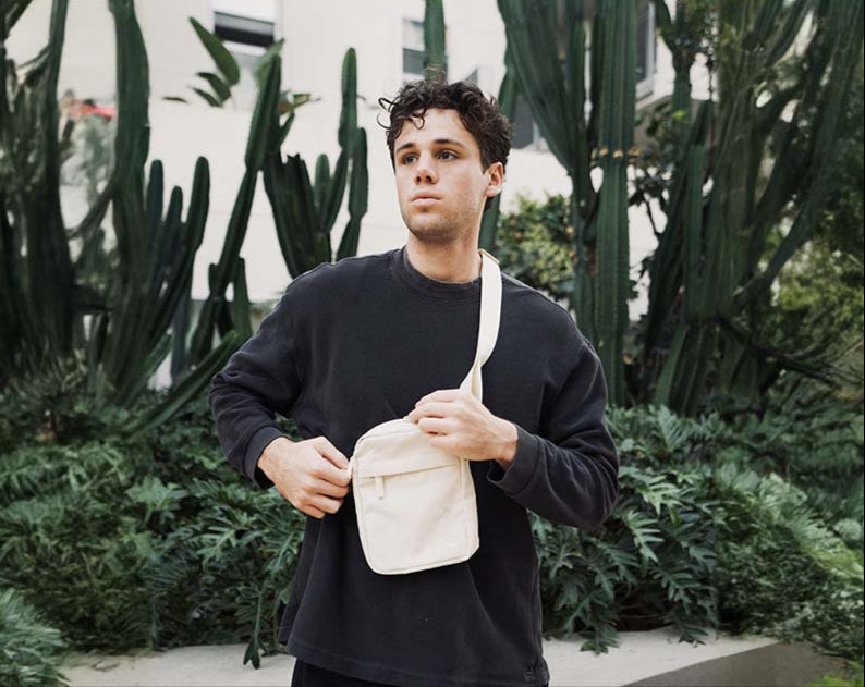 Mann mit Cross-Body-Bag aus Nylon