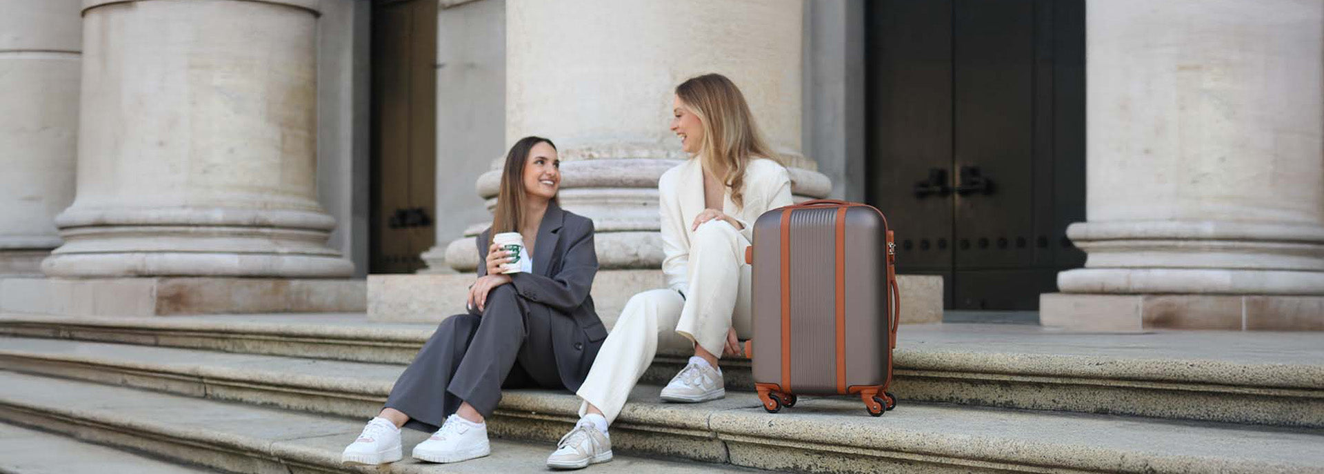 Koffer mit zwei Frauen auf einer Treppe in Rom