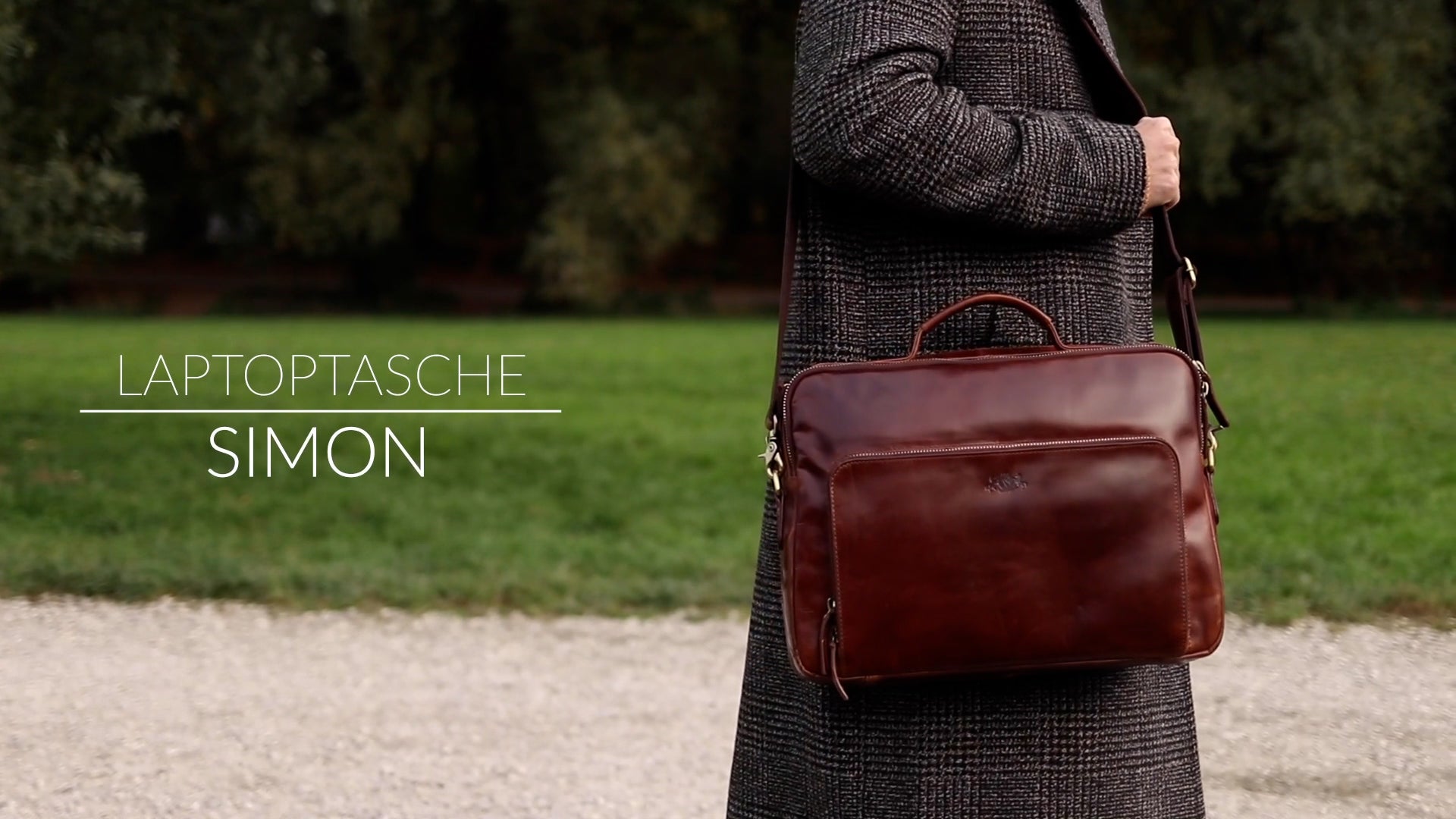 Laptoptasche Leder braun Simon organisiert im Park