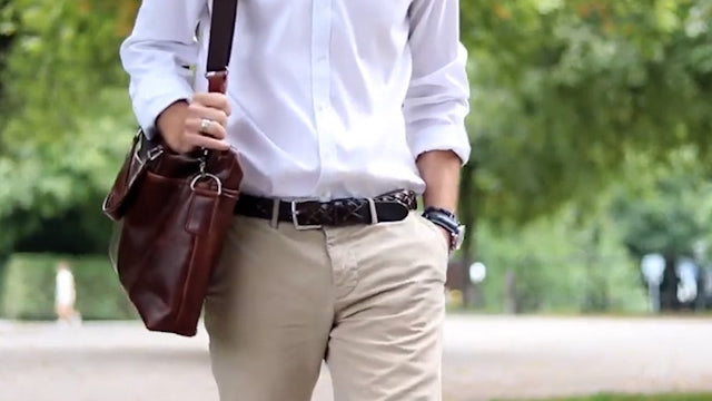 Ledertasche Leandro an Mann im Park