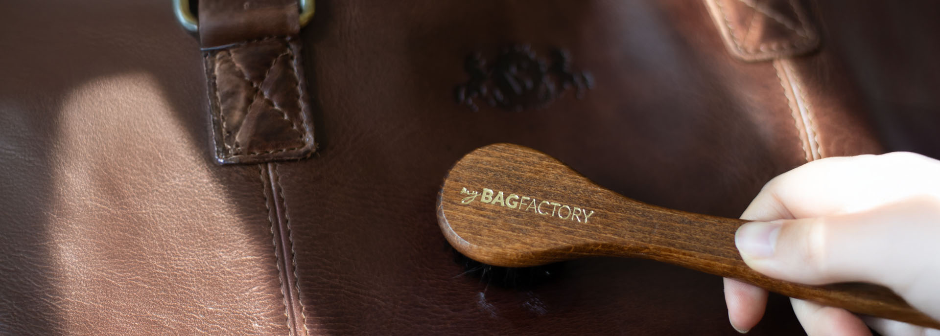 Lederpflege Bürste von myBagFactory pflegt Reisetasche aus Leder