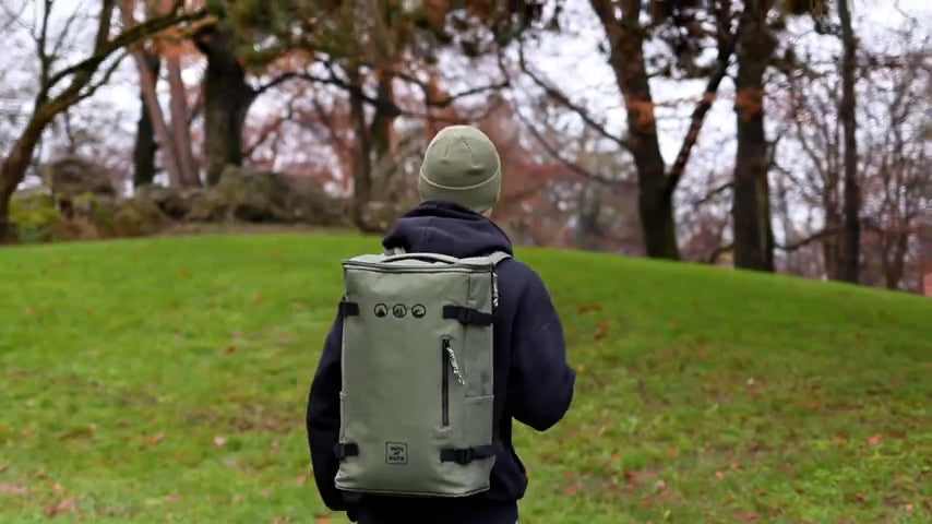 Thumbnail von Koloa Rucksack auf Rücken von Mann im Park
