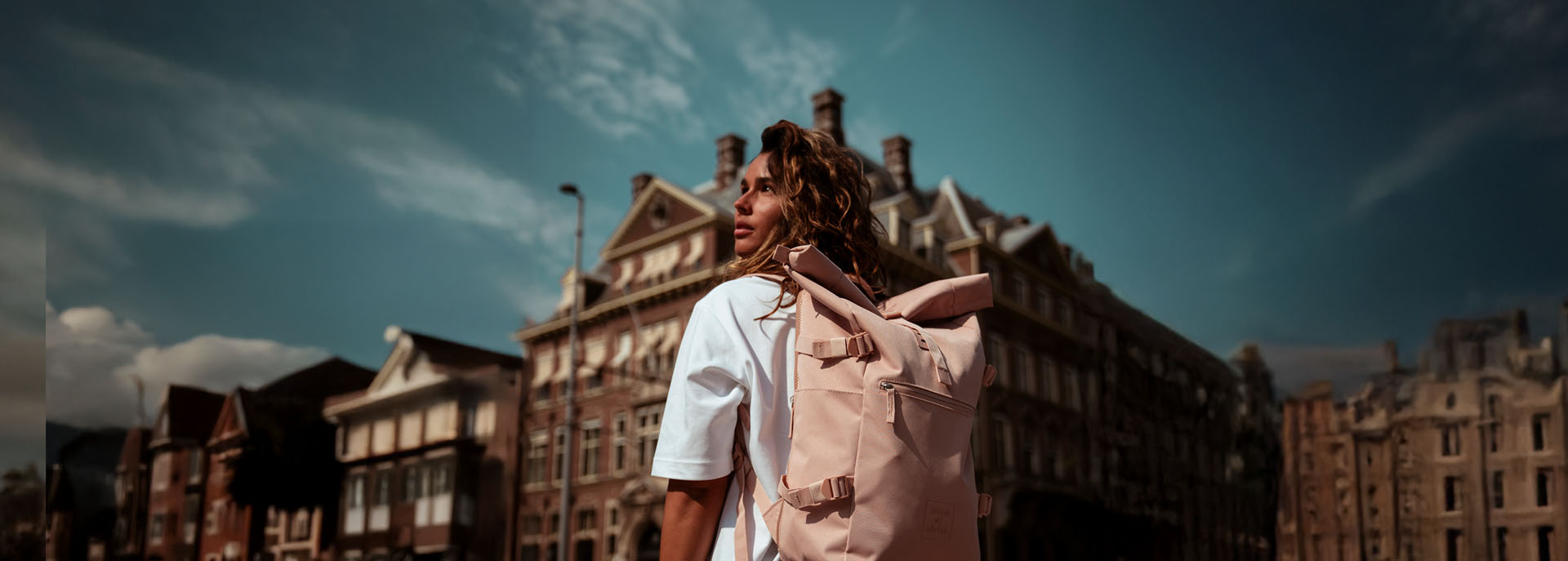 nachhaltiger Rucksack rosa von sons of aloha auf Rücken von Mädchen in Amsterdam