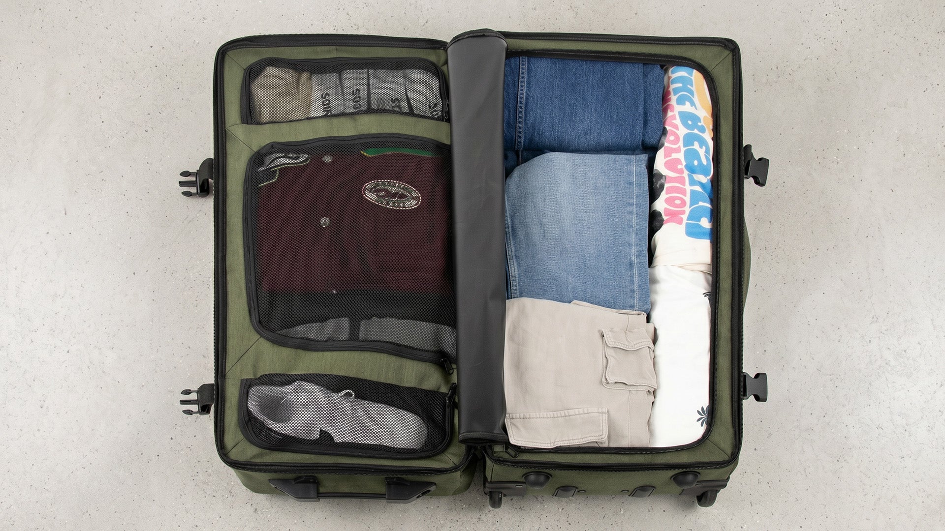 Eine mit Klamotten gefüllte Reisetasche von Oben