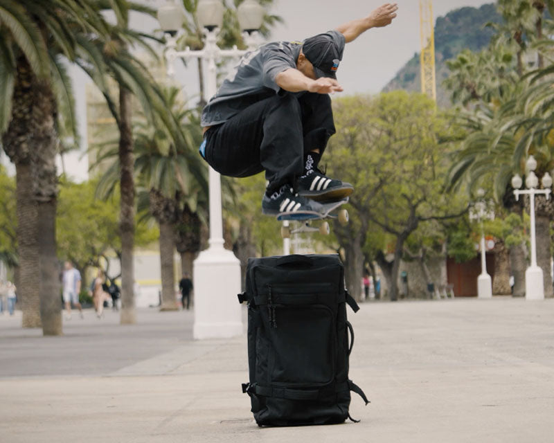 Skater der über Reisetasche KANE springt