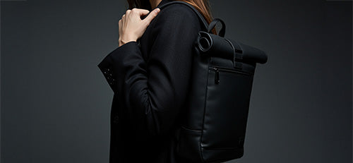 Damen Rolltop Rucksack aus edlem Leder mit einer Business Frau in Berlin