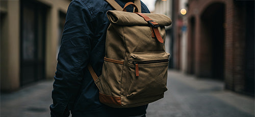 Rolltop Rucksack aus Canvas und Leder mit einem Mann in Dublin