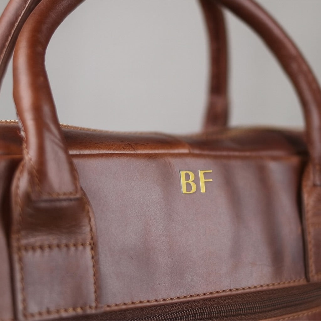 Rückseite einer Ledertasche mit Goldprägung