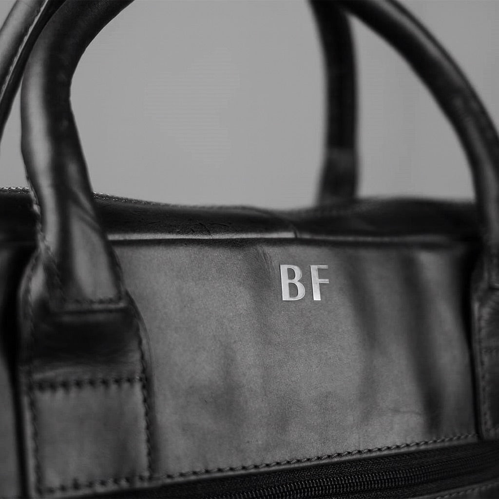 Rückseite einer Laptop Ledertasche mit silberner Prägung