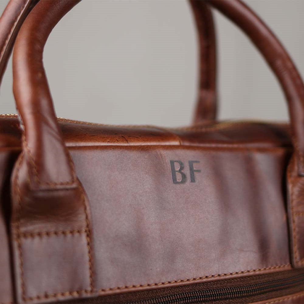 Rückseite einer braunen Ledertasche mit Prägung