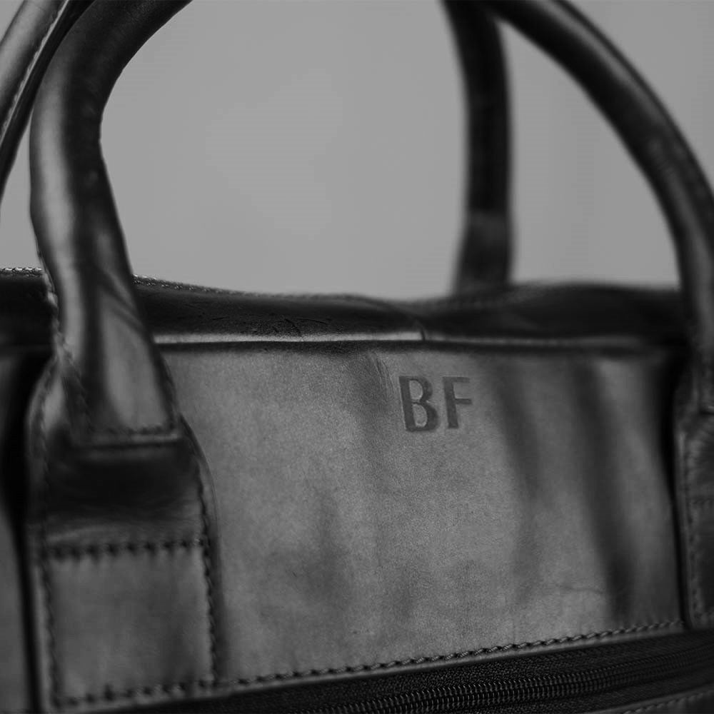 Rückseite einer Ledertasche mit Blindprägung