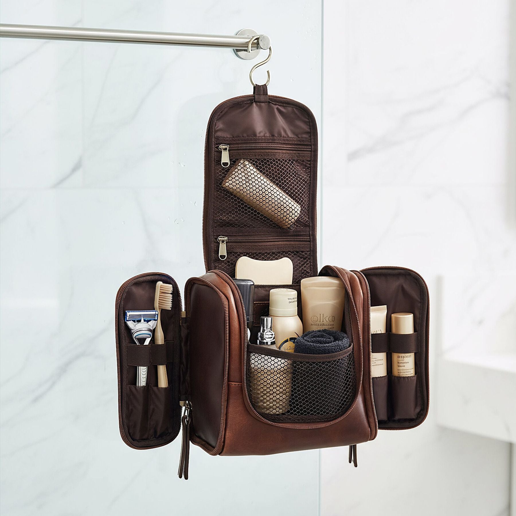 SID & VAIN Kulturbeutel Leder DEXTER braun-cognac In Use