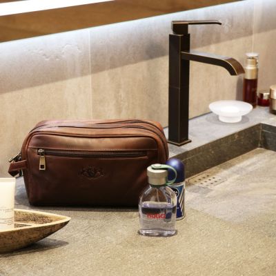 Sid and Vain Kulturbeutel Leder braun steht im Badezimmer