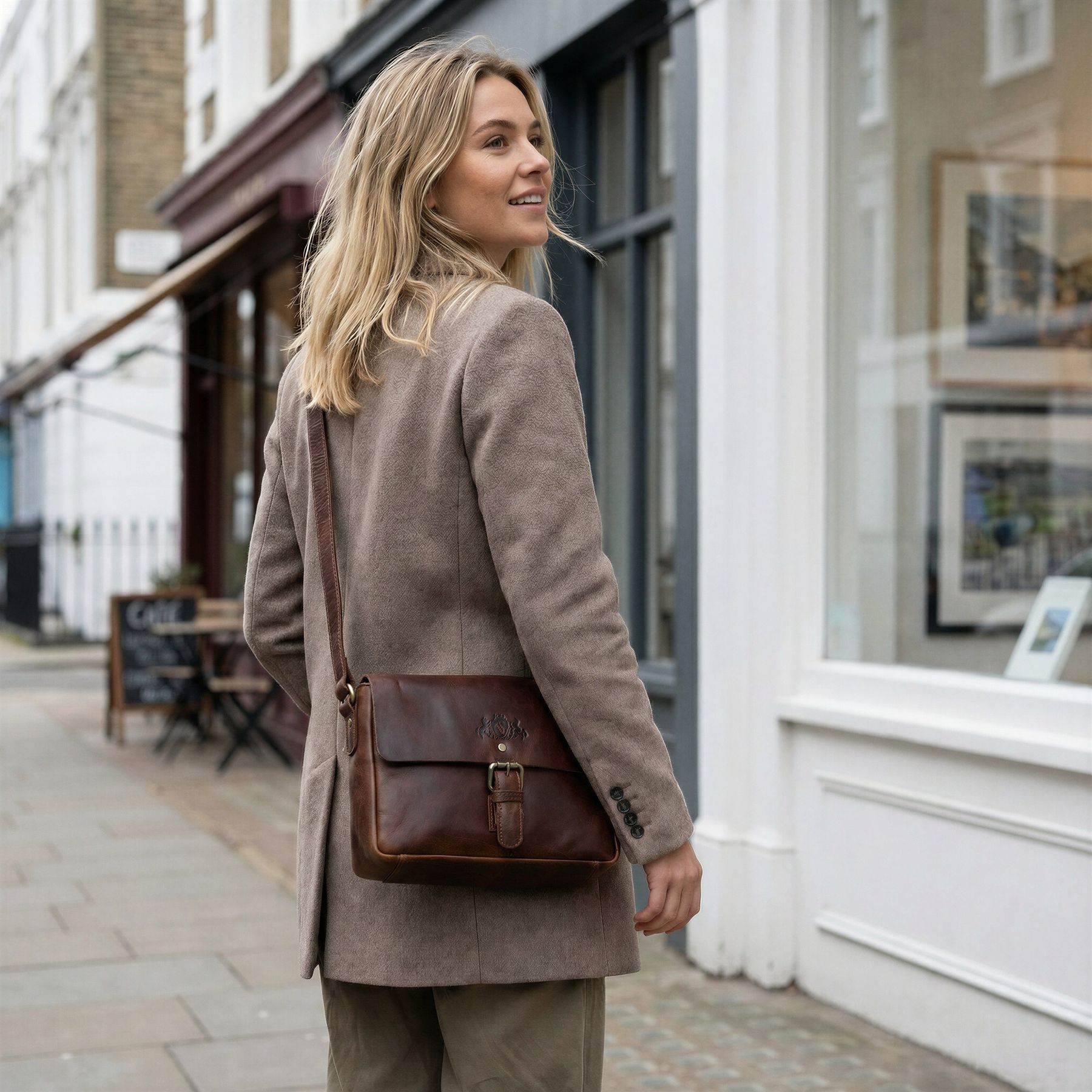 Attraktiver Mann mit Umhängetasche Yale Messenger 