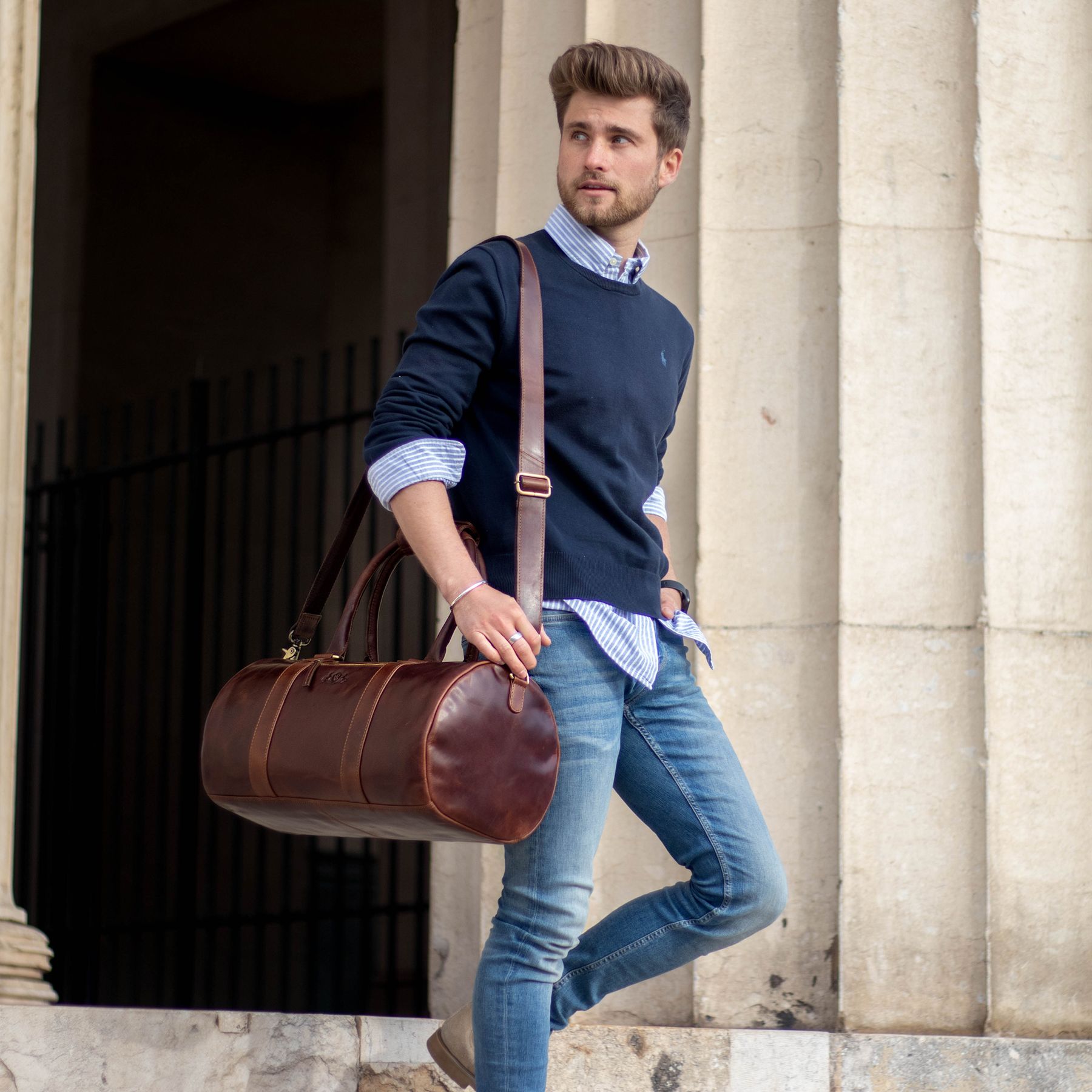 アクセサリー weekends/A man carrying a bag broach SID & VAIN Weekender Leather VANCOUVER brown travel bag
