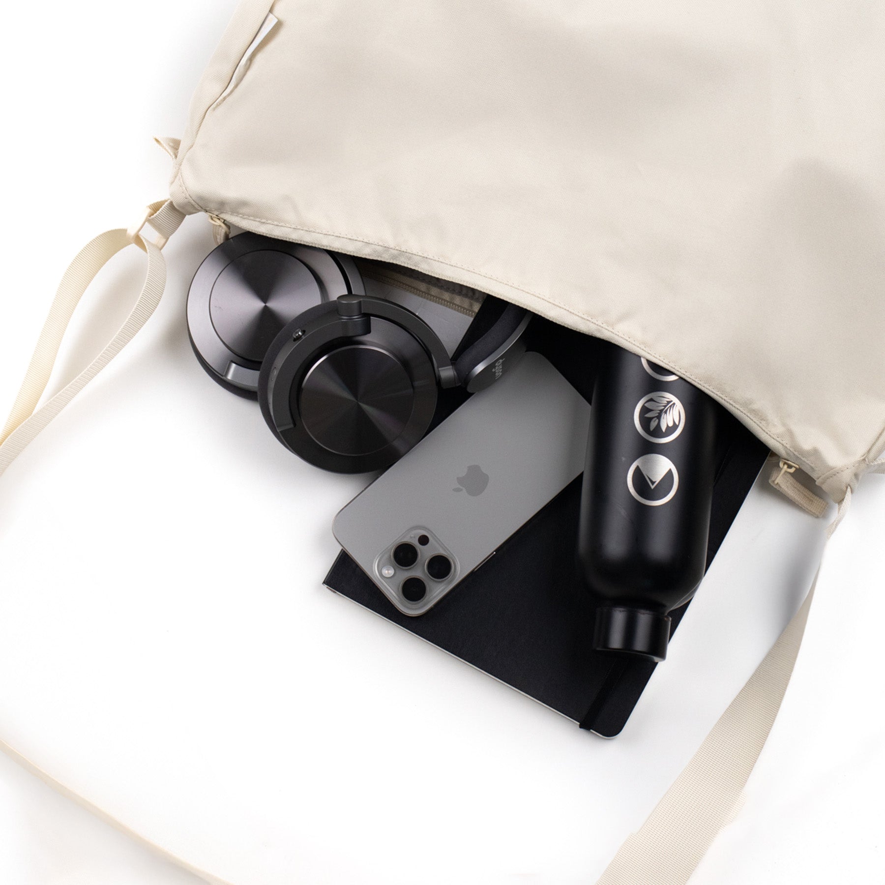 Moon Bag XL beige Inhalt Kopfhörer, Iphone, Wasserflasche und Block passen rein