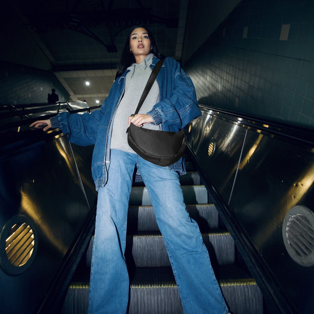 Moon Bag schwarz M in use frau steht auf einer Treppe