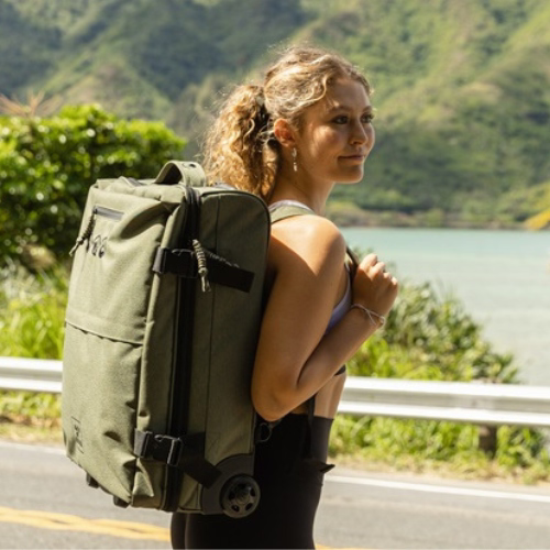 Reiserucksack für Damen Frau traegt sportliche Kleidung und ist in Thailand am Meer
