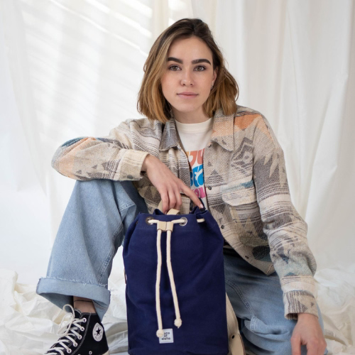 Malou Seesack  blau frau traegt ein Hemd und lockere weite Hose