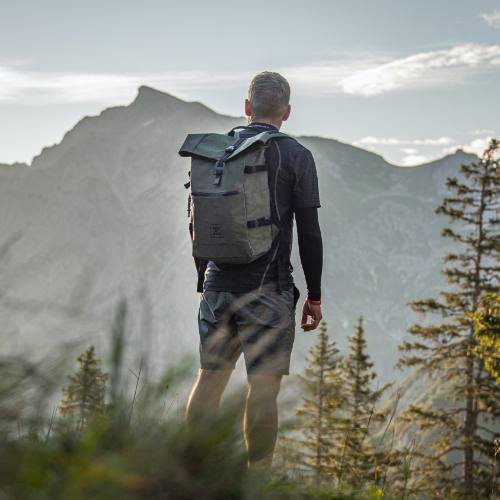 Rucksack Mann ist wandern im Gebirge 