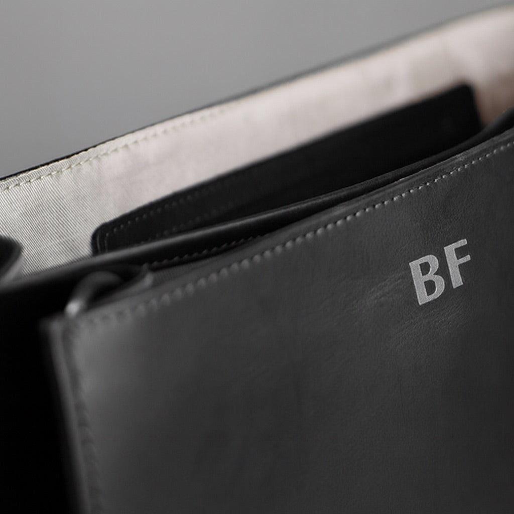 Innenseite einer geprägten Ledertasche in silber