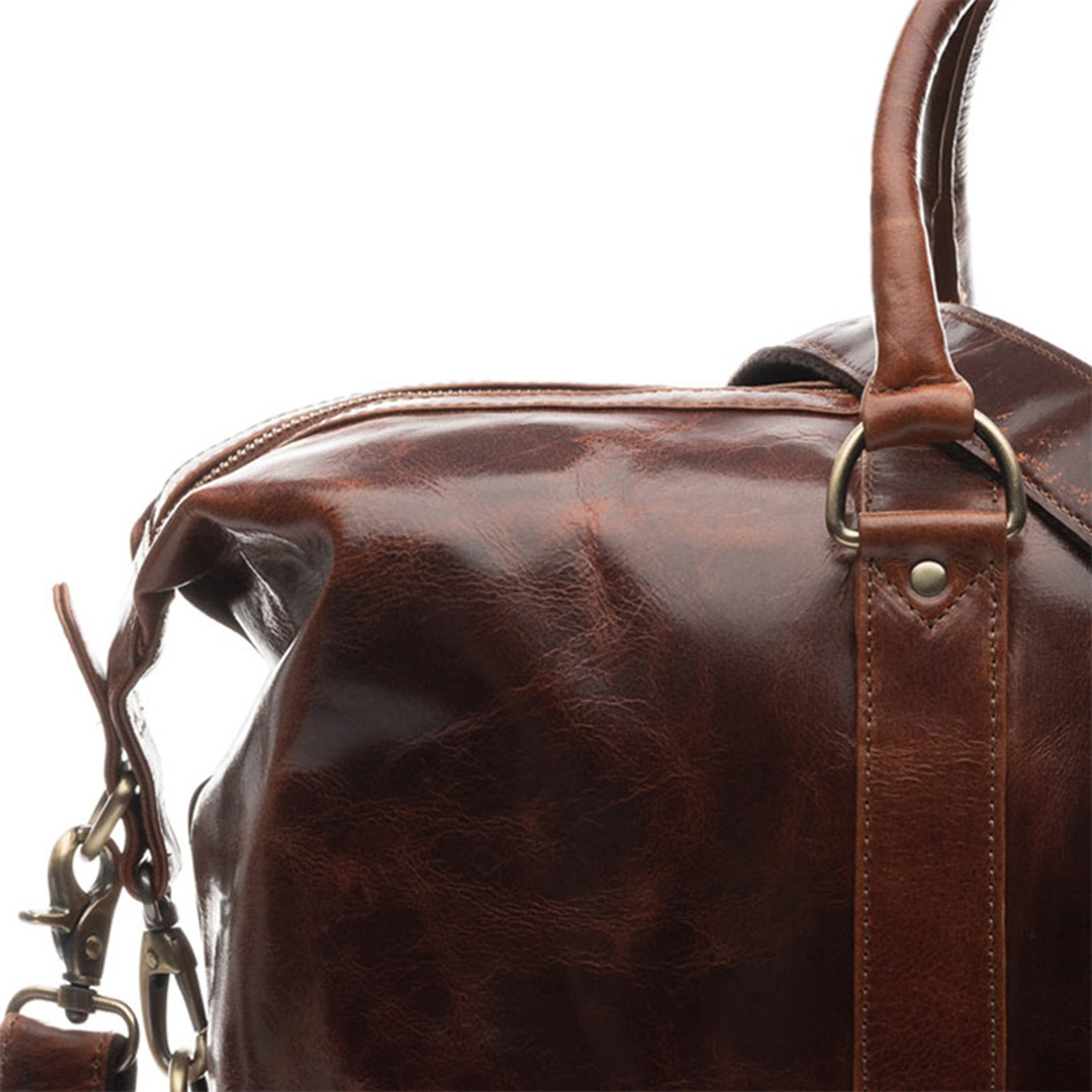 Ecke von brauner glänzender Ledertasche