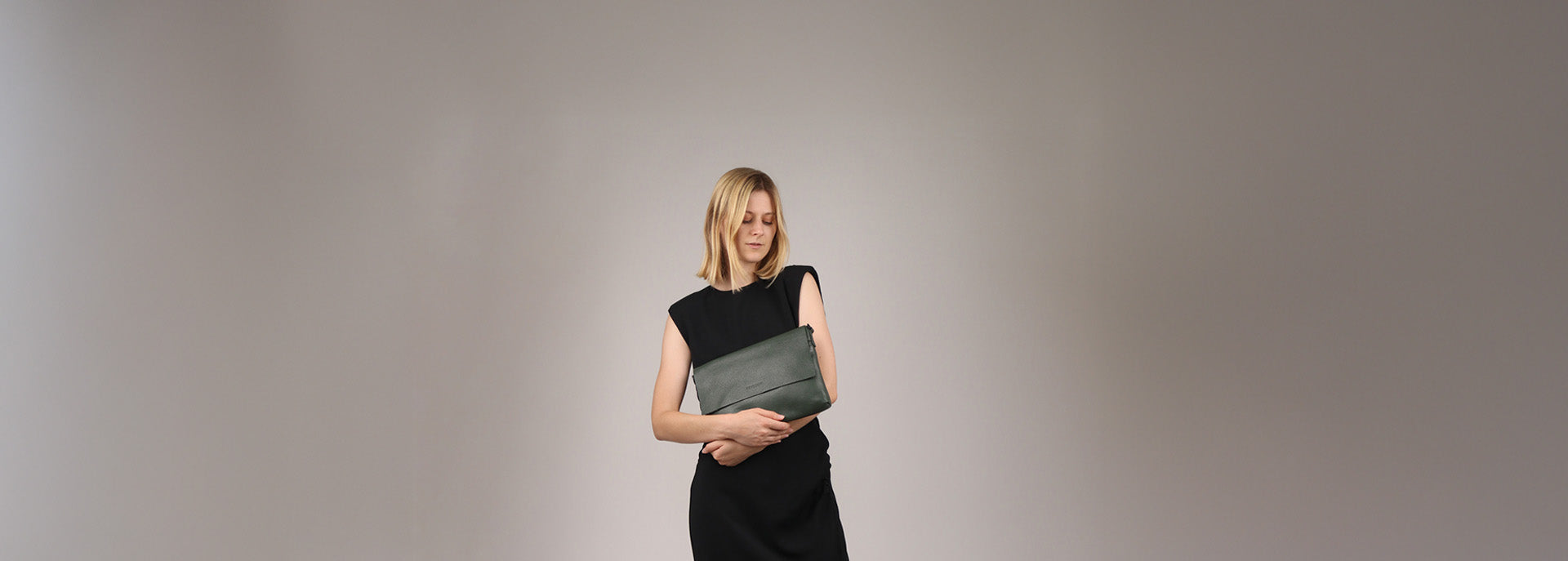 Studiofoto mit Model mit Clutch in der Hand aus Leder
