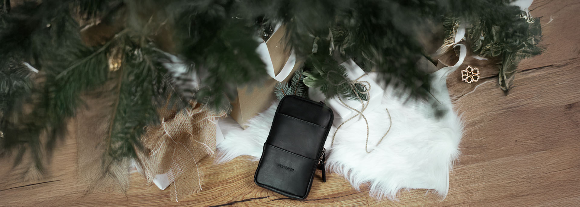 Geschenk für sie Handytasche schwarz unter Weihnachtsbaum