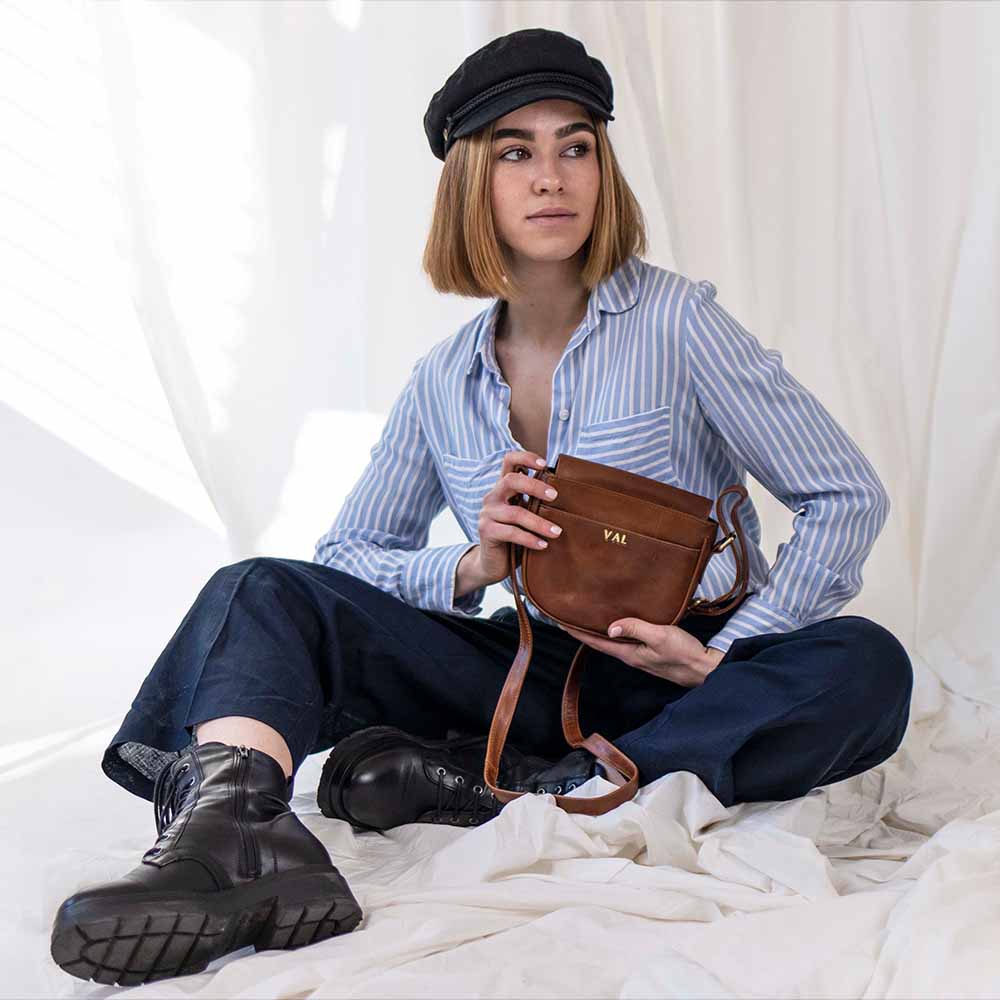 Umhängetasche Damen Leder Indoor mit Model sitzend auf dem Boden